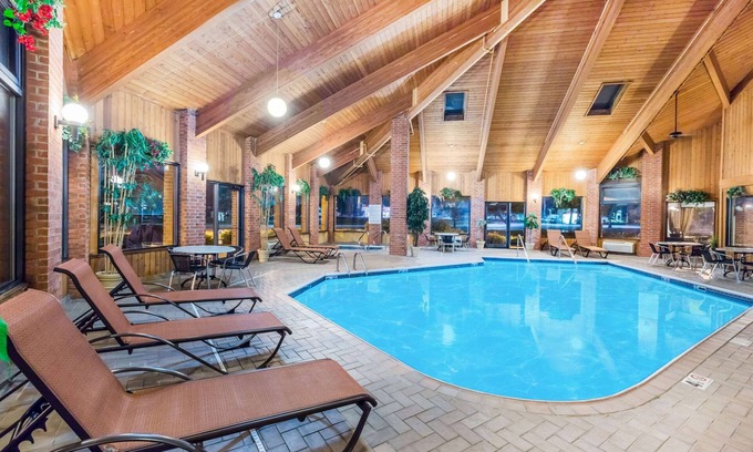 Le Mars Hotel | Family-Friendly Baymont by Wyndham LeMars with Pool & Breakfast