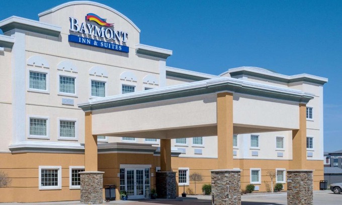 Minot Hotel | Pet-Friendly Baymont by Wyndham Minot with Pool Access