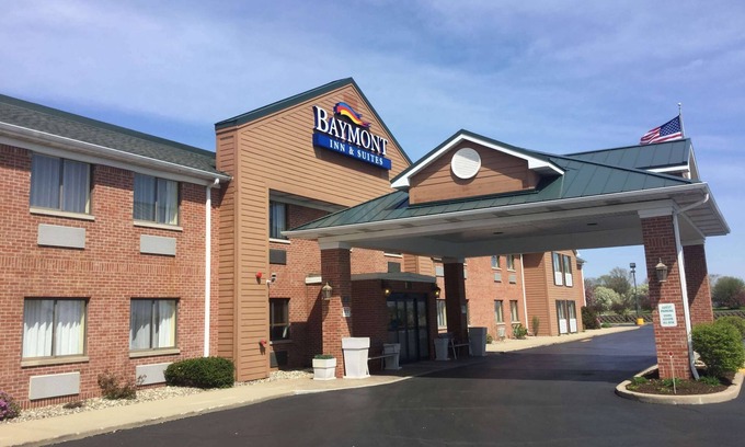 Mishawaka Hotel | Inviting Baymont by Wyndham Mishawaka with Pool & Spa
