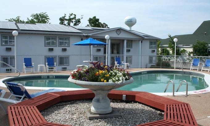 Osage Beach Hotel | Relax at Baymont by Wyndham Osage Beach with Pool & Spa