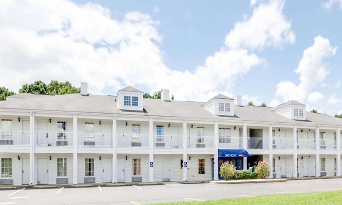 Ozark Hotel | Pet-Friendly Retreat at Baymont by Wyndham Ozark