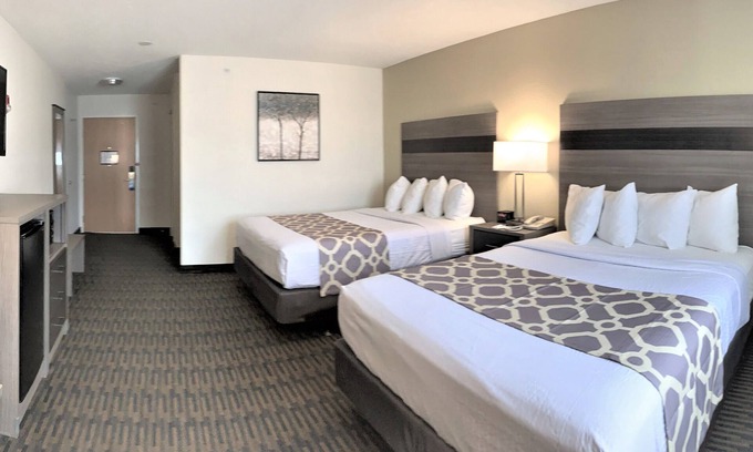 Paw Paw Hotel | Discover Baymont by Wyndham Paw Paw with Pool & Breakfast