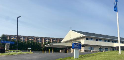Petoskey Hotel | Discover Comfort at Michigan Inn & Lodge: Pet Friendly Stay