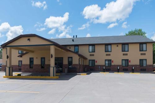 Pierre Hotel | Pet-Friendly Comfort at Baymont by Wyndham Pierre