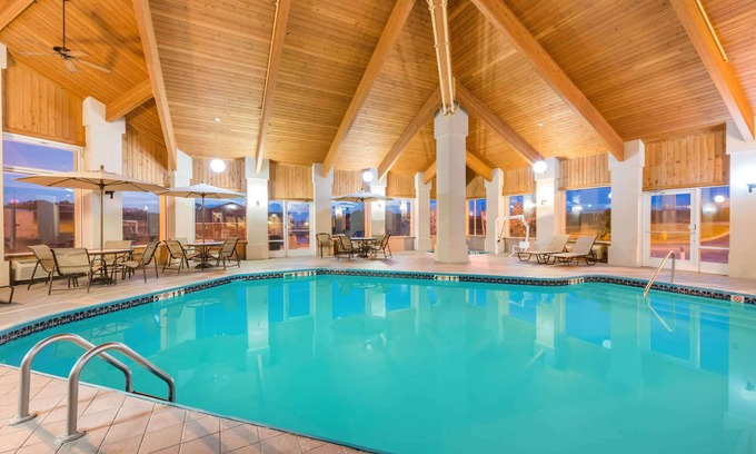 Rolla Hotel | Eco-Friendly Baymont by Wyndham Rolla with Pool & Breakfast