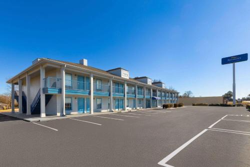 Selma Hotel | Pet-Friendly Retreat at Baymont by Wyndham Selma