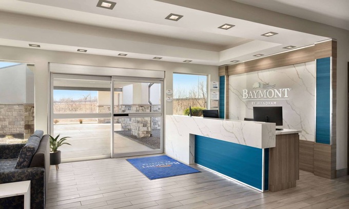 Shawnee Hotel | Comfortable Baymont by Wyndham Shawnee with Pool & Dining