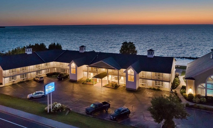 St Ignace Hotel | Relax at Baymont by Wyndham St. Ignace Lakefront Retreat