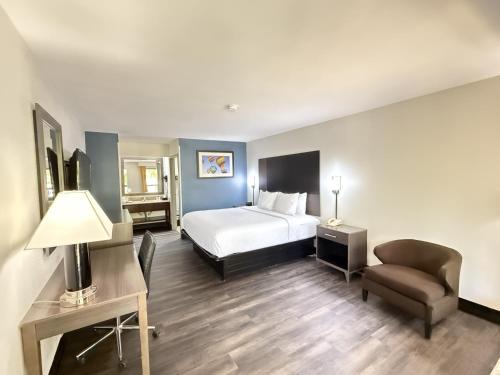 Tallahassee Hotel | Relax at Baymont by Wyndham Tallahassee with Pool Access
