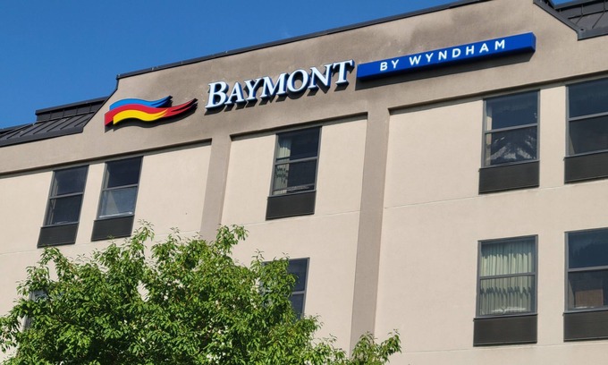 Thornton Hotel | Relax at Baymont by Wyndham Thornton with Pool & Spa