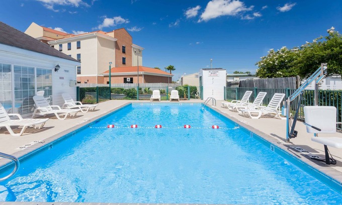 Waycross Hotel | Welcoming Stay at Baymont by Wyndham Waycross with Pool
