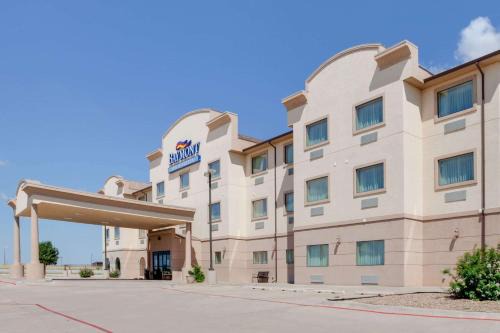 Wheeler Hotel | Pet-Friendly Baymont by Wyndham Wheeler with Breakfast & Hot Tub