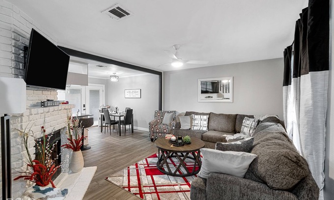 Broadmoor House | Bayou Getaway - Pet-Friendly Townhome with King Bed