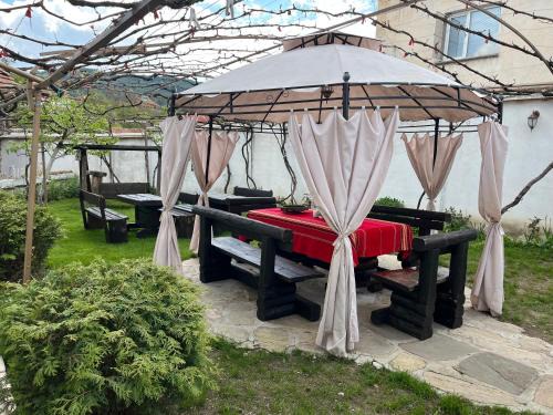 Dobrinishte House | Family-Friendly Bayrakova Guest House with High Ratings