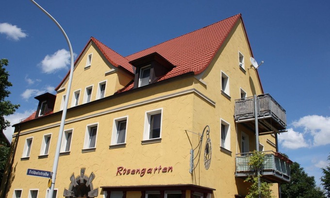 Bayreuth Apartment | Bayreuth 9 min. to the center: rose garden R1 with 3 *, great balcony awning