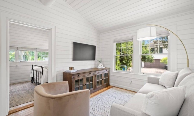 Hyde Park Apartment | Unforgettable Oceanfront Getaway at The Adaline #9