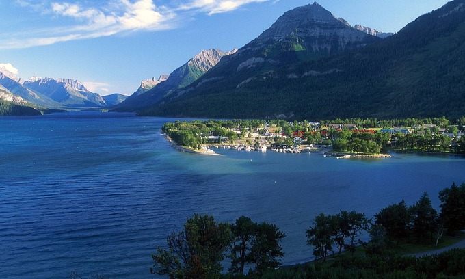 Waterton Park Hotel | Relax at Bayshore Inn & Spa: Pool, Spa & Family Amenities