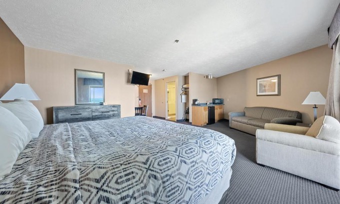 Put-in-Bay Hotel | Experience BayShore King Suite #216 with Ocean Views & Pool