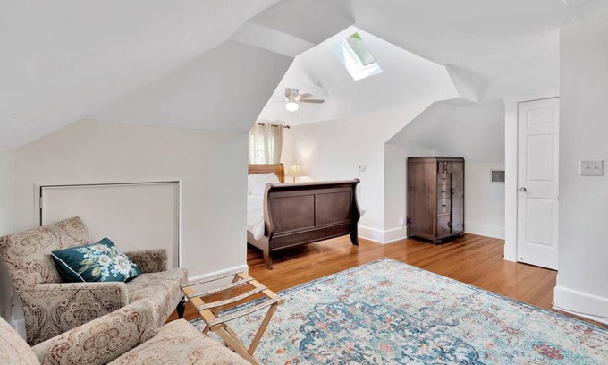 Historic Old Northeast Bed & Breakfast | Prime Bayshore Room at ONE Inn, Steps from Downtown St. Pete