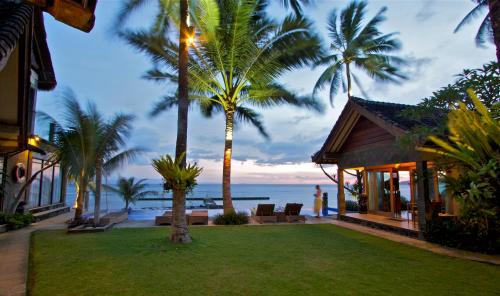 Candi Dasa Resort | Oceanfront Bayshore Villa with Pool and Hot Tub Access