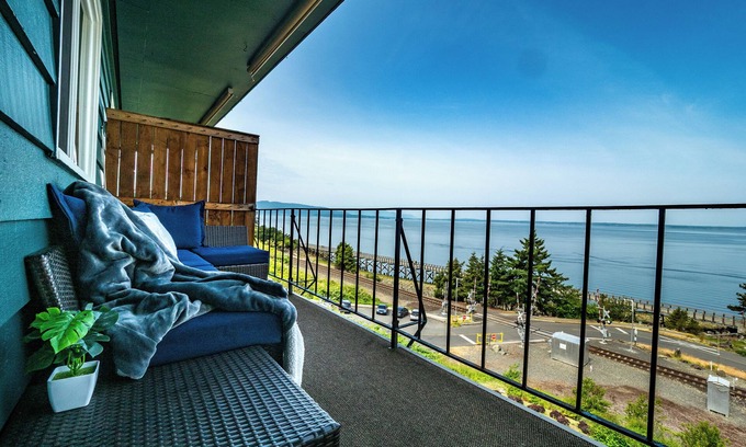 South Hill Apartment | Boho Jungle - Waterfront Apartment with Bay Views & Breakfast