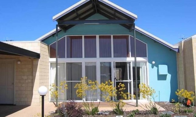 Collingwood Park Villa | Beachfront Oasis at Bayside - Steps from the Ocean