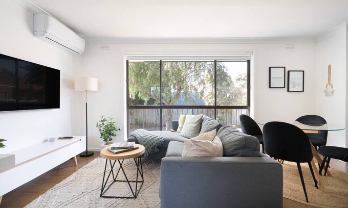 Rye House | Pet-Friendly Bayside Retreat: Coastal Living Awaits You