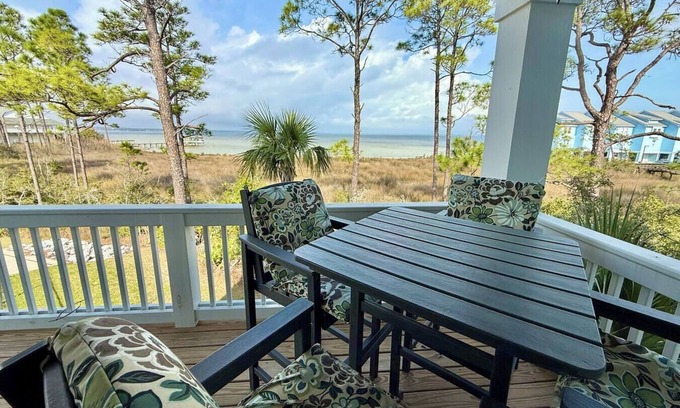 Innerarity Townhomes House | Bayside Bliss: Beautiful Views & Pool!