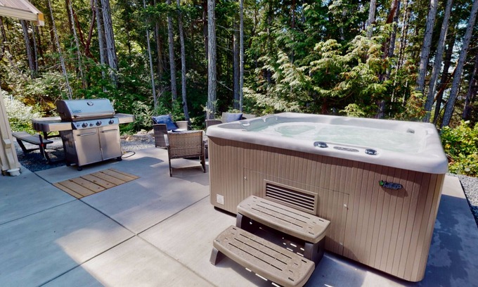Lund Cottage | Ocean View Bayside Cottage - Paradise by the Sea Awaits
