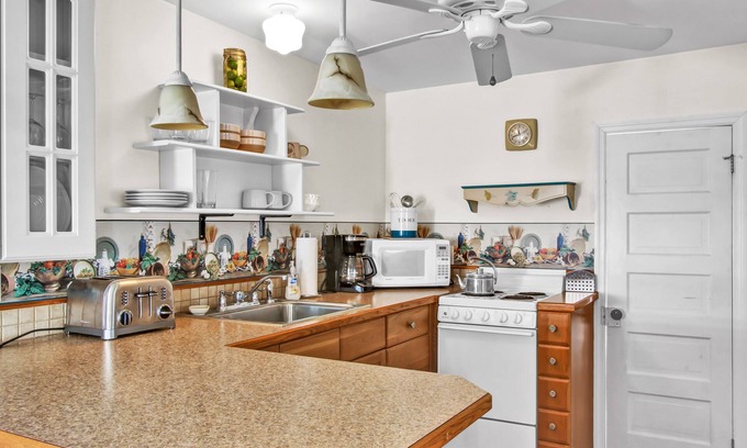 Villas Cottage | Top-Rated Bayside Guest Cottage with Spa and Hot Tub