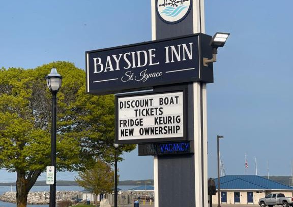 St Ignace Hotel | Cozy Bayside Inn: Family-Friendly with Kitchen Amenities