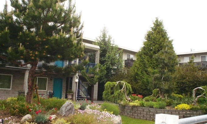 Blaine Hotel | Budget-Friendly Bayside Motor Inn with Family Amenities
