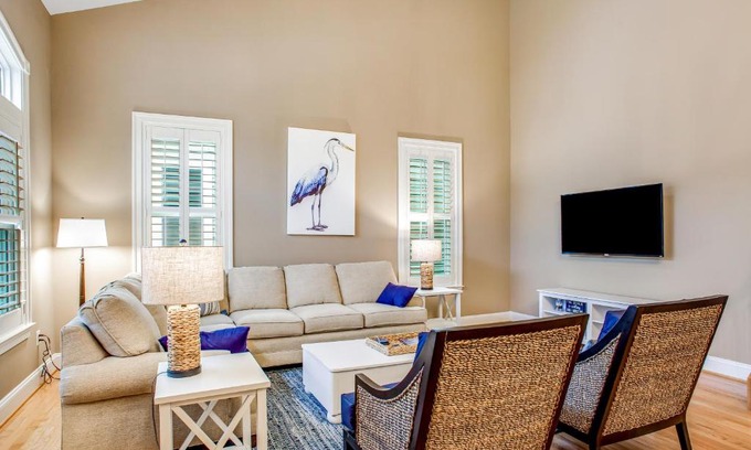 The Commons House | Top-Rated Bayside Resort with Pool & Hot Tub Access