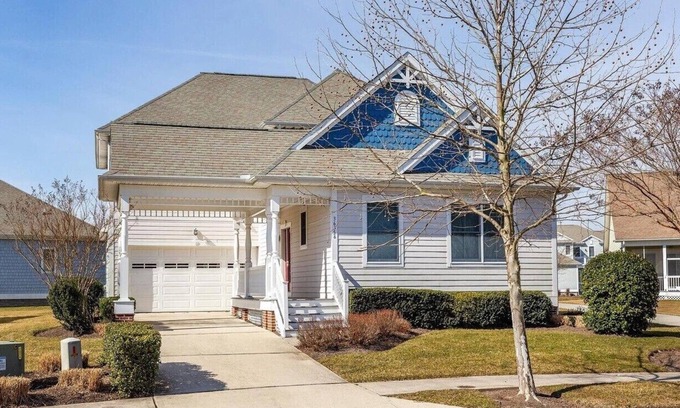 The Commons House | Unforgettable Bayside Resort: Oceanfront 4BD Beach Home