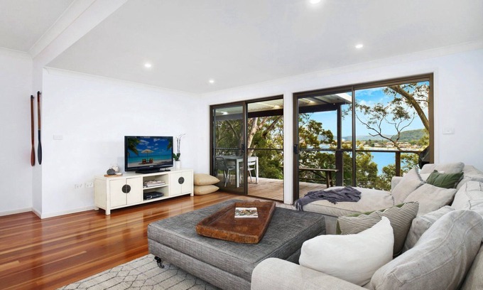 Pretty Beach House | Pet-Friendly Bayside Retreat with WiFi and Family Amenities