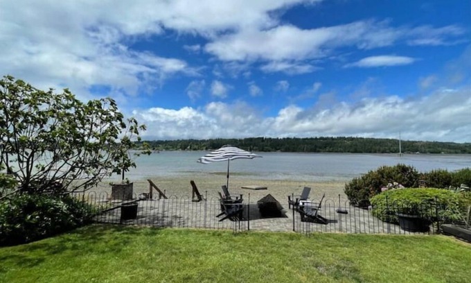 Burley House | Beautiful Bayside Retreat - Ideal for Family Getaways