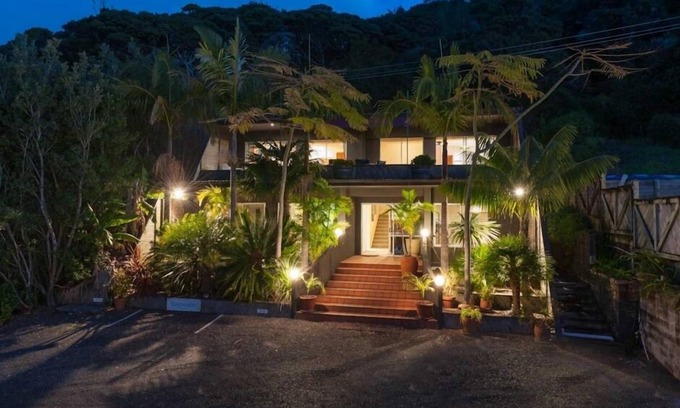 Paihia House | Beachside Oasis: Bayswater Hotel in Paihia with Ocean Views
