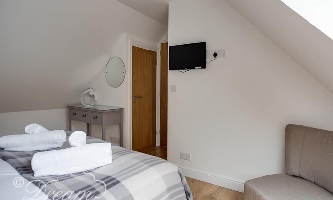 Holworth Cottage | Experience Baytree Lodge: Poolside Relaxation in Osmington