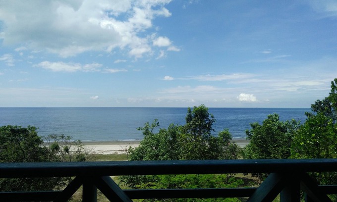 Si Rusa Apartment | Discover Bayu Beach Apartment PD with Kitchen Amenities