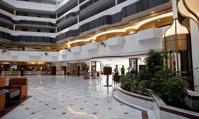 Batu Ferringhi Hotel | Relax at Bayview Beach Resort with Pool and Spa Amenities