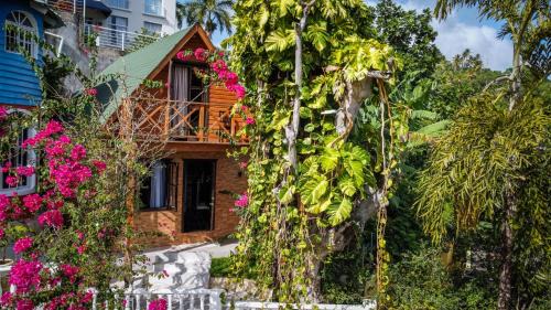 Barrio La Fortaleza Vieja Apartment | Bayview Chalet: 4-Star Stay with Pool & Family-Friendly Fun