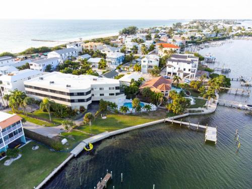 Bradenton Beach House | Bayview Condo B: 4-Star Stay with Pool & Breakfast