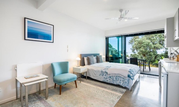 Paihia House | Inviting Bayview Corner Suite Unit 2 in Paihia