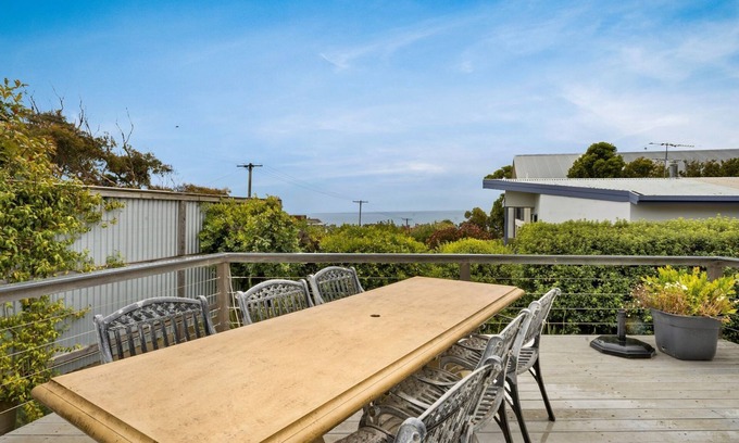 Ventnor House | Bayview Cottage: Pet-Friendly Oceanfront Retreat in Ventnor