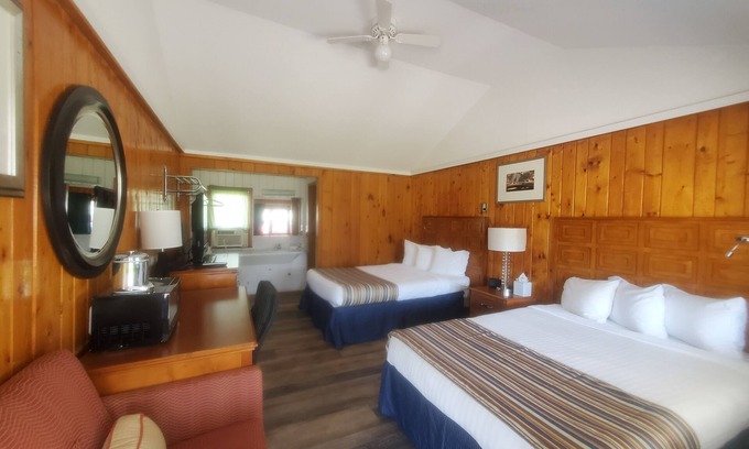 St Ignace Hotel | Bayview Lakefront Motel: Family-Friendly with Breakfast & Kitchen