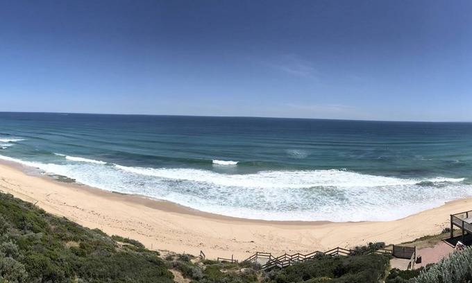 Capel Sound Hotel | Inviting Bayview Motel Rosebud: Family-Friendly with Pool