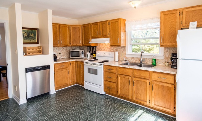 Mahone Bay Bed & Breakfast | Top-Rated Bayview Pines Country Inn with Family-Friendly Amenities