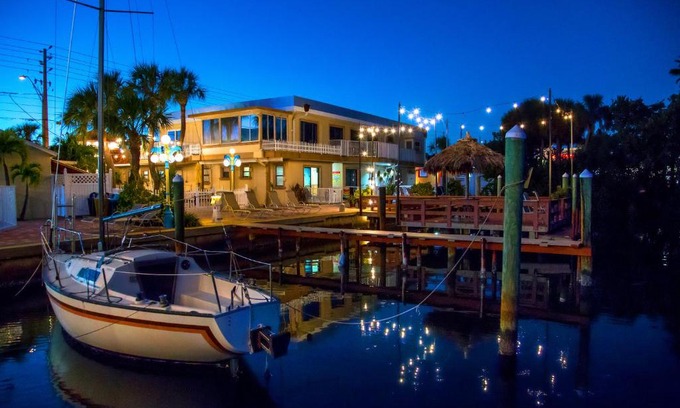 Belle Vista Hotel | Relax at Bayview Plaza Waterfront Resort: Oceanfront Bliss