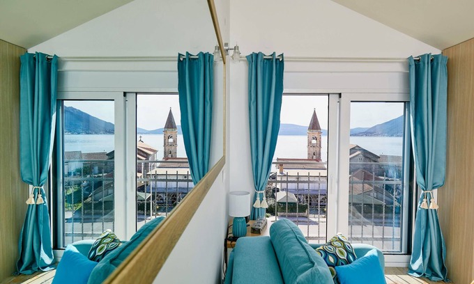 Tomicici Apartment | Cozy Bayview Studio with Panoramic Sea View, Walk to Beach