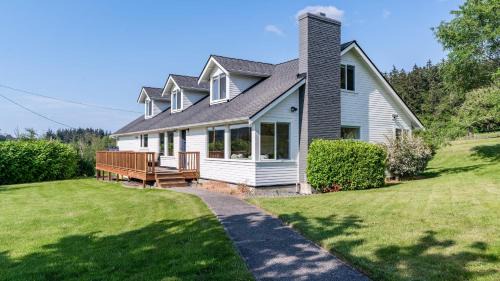 Langley House | Bayview Together Farm - Family-Friendly Central Location